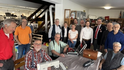 Bernhard Seidenath (4. von rechts) und Angelika Gumowski (2 von links) eröffneten das RepairCafé mit Ehrenamtlichen im RotKreuzShop und dem Handwerkerteam. Links am Tisch sitzend: Joachim Geisweid und Gerhard Koch. (Foto: BRK Dachau)