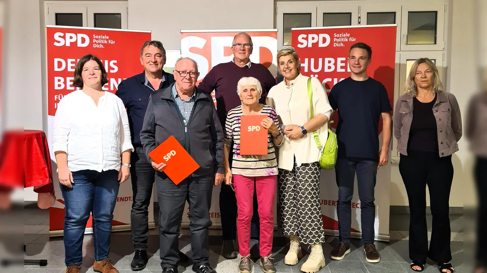 Der wieder gewählte SPD Vorstand (von li) Johanna Wagner, Hubert Böck, Karl Demmelmayr, Roland Schneewind, Elfriede Stapfer, Martina Tschirge, Peter Frey und Karin Reichlmeier. (Foto: SPD )