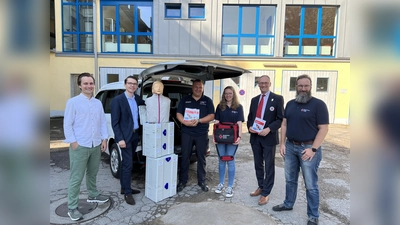 Vor dem Bildungszentrum des BRK-Dachau (von li): Max Frisch, Dennis Behrendt, Michael Karlstetter, Bundesfreiwillige Alina Huber, Bernhard Seidenath und der neue Ausbilder Bernhard Glitzner. (Foto: BRK Dachau)