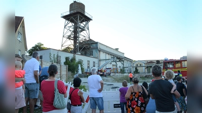 Die spektakuläre Übung der Dachauer Feuerwehr im Mühlbachviertel zog rund 100 Zuschauer an. (Foto: Isaria)