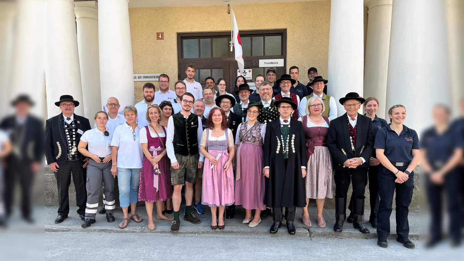 Politischer Besuch mit ehrenamtlichen BRKlern und Feuerwehrlern vor der Volksfestwache. (Foto: BRK Dachau)