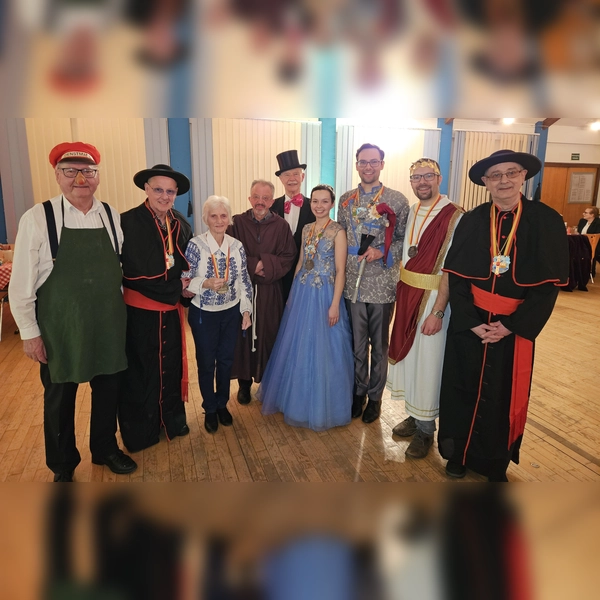 Die Ampertaler dieses Mal nicht in Tracht: Vereinsmusiker Heinz Riedlbeck, Kardinal Wolfgang, Kathi Ahammer, Bruder Barnabas alias Stefan Konicsek, Dr. Edgar Forster, das Prinzenpaar, Julius Cäsar alias Markus Erhorn und Kardinal Xaver (von links).<br> (Foto: Ampertaler)