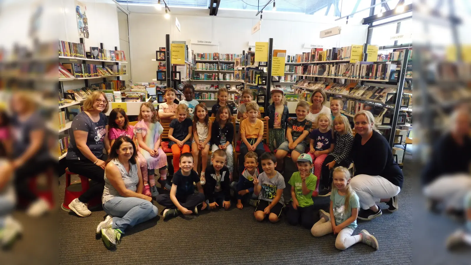 Die Vorschulkinder aus dem Erdweger Kinderhaus bei den Linden, Ortsteil Welshofen mit Büchereileiterin Marion Leitmeir (obere Reihe<br>2. von re). (Foto: Gemeinde Erdweg)