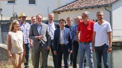 Mehrere Wasserkraftbetreiberinnen und -betreiber mit Michael Schrodi (re), Würmmühle-Betreiber Ludwig Kraus (2. von re) und OB Florian Hartmann (5. von re) (Foto: Wahlkreisbüro Schrodi)