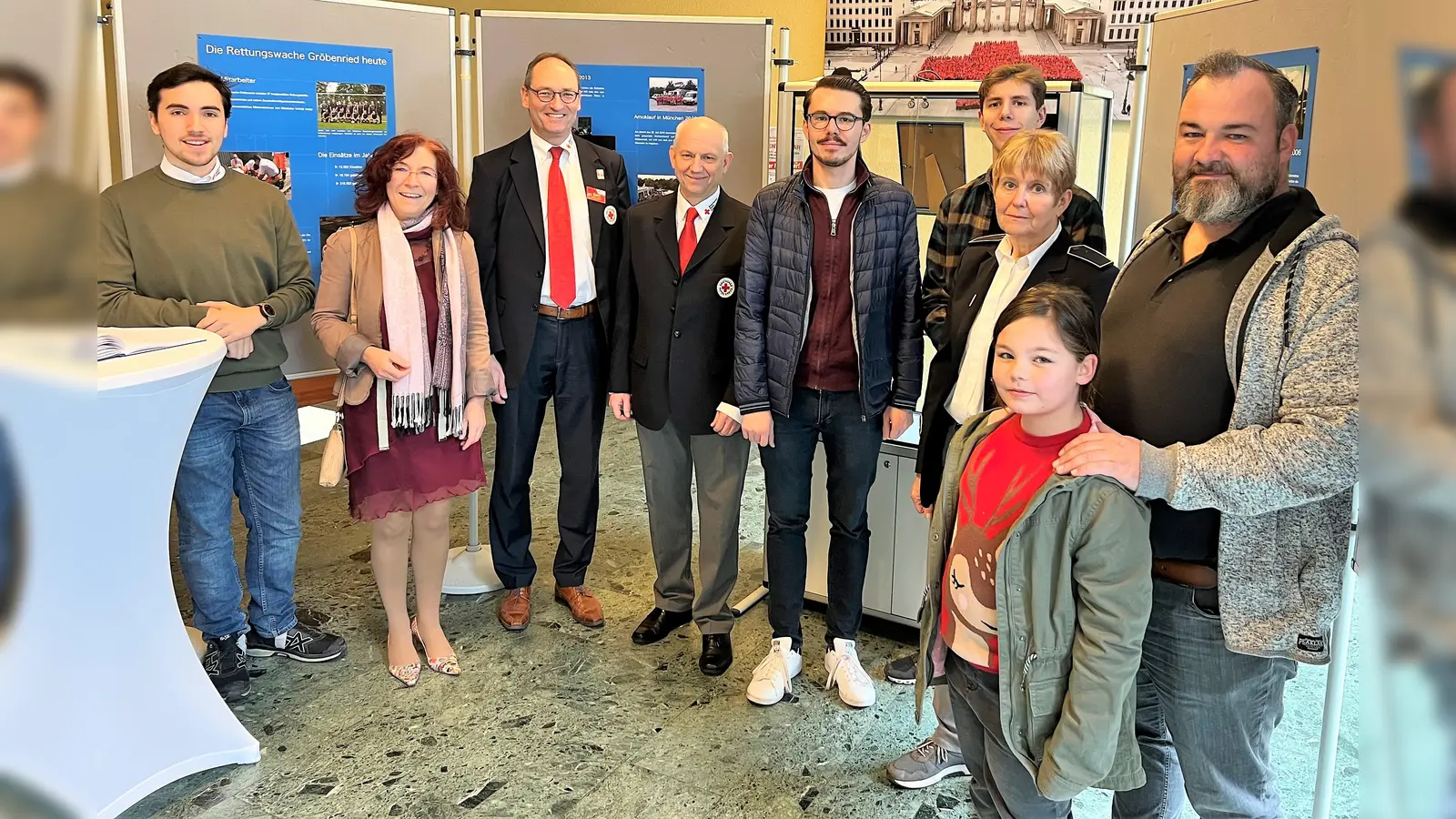 Alle freuten sich, dass die Ausstellung endlich "zuhause", im Rotkreuzhaus Dachau, angekommen ist. (Foto: BRK Dachau)