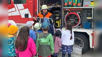 Highlight der Feuerwehrwoche war der Besuch der „echten” Feuerwehr bei den Kindern. (Foto: Montessori Kinderhaus Arnbach)