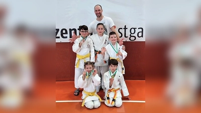 Die in St. Gallen erfoldreichen Gündinger Judokas mit Lars Wegner, Trainer GenDai-Budo/SV Günding e.V. (Foto: SV Günding e.V.)