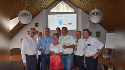 Strahlende Gesichter beglückwünschen Christian Blatt (3. von li) zu seiner Wiederwahl (von li): MDL Bernhard Seidenath, BGM Dieter Kugler (Gemeinde Röhrmoos), CSU-Kreisrätin Stephanie Burgmaier, BGM Johannes Kneidl (Gemeinde Sulzemoos), Landrat Stefan Löwl, BGM Markus Hertlein (Hilgertshausen-Tandern) und BGM Stefan Kolbe (Gemeinde Karlsfeld). (Foto: Marcus Ölsner)