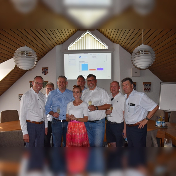 Strahlende Gesichter beglückwünschen Christian Blatt (3. von li) zu seiner Wiederwahl (von li): MDL Bernhard Seidenath, BGM Dieter Kugler (Gemeinde Röhrmoos), CSU-Kreisrätin Stephanie Burgmaier, BGM Johannes Kneidl (Gemeinde Sulzemoos), Landrat Stefan Löwl, BGM Markus Hertlein (Hilgertshausen-Tandern) und BGM Stefan Kolbe (Gemeinde Karlsfeld). (Foto: Marcus Ölsner)