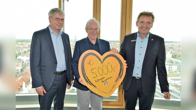 Karl-Heinz Hempel (li) und Thomas Pohl (re) überreichen Herbert Müller vom Hoftheater Bergkirchen den Spendenscheck. (Foto: VR-Bank)