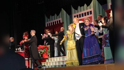 Die Aufführung der Fledermaus im Bürgerhaus wurde mit tosendem Applaus gefeiert. (Foto: KA)