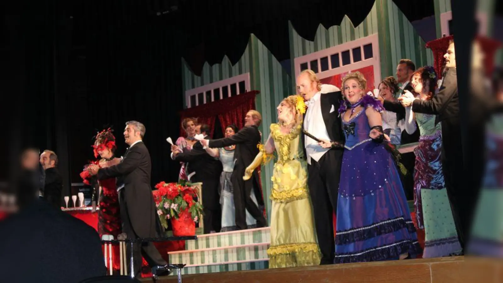 Die Aufführung der Fledermaus im Bürgerhaus wurde mit tosendem Applaus gefeiert. (Foto: KA)