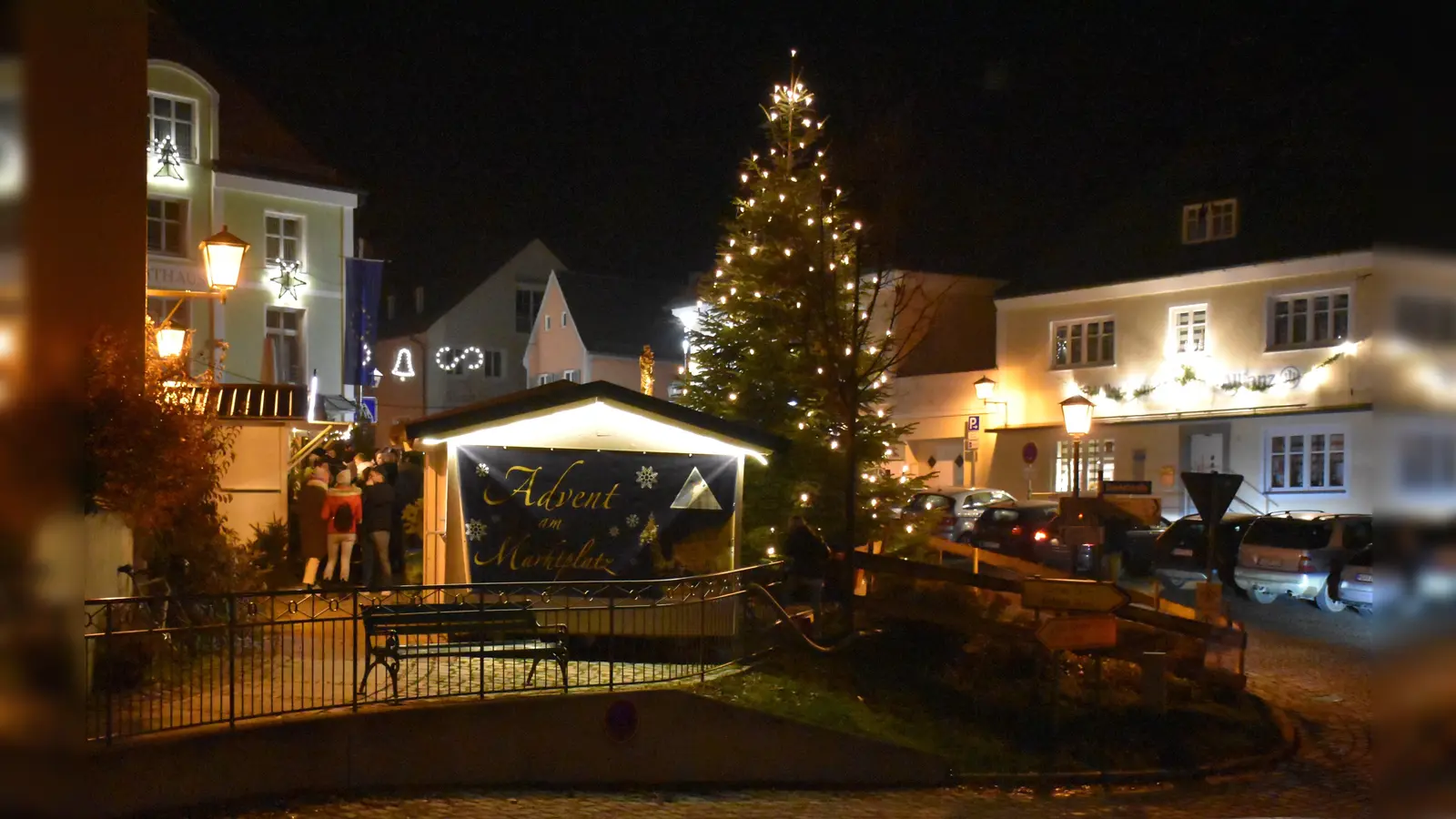 Der diesjährige Advents- und Christkindlmarkt in Altomünster lädt ein zum Verweilen, Naschen und gemütlichen Beisammensein. (Foto: Carolin Ölsner)