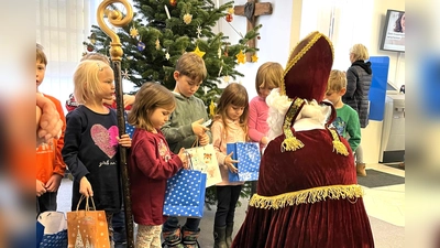 Die Vorschulkinder vor dem geschmückten Baum mit dem Nikolaus. (Foto: VR-Bank Markt Indersdorf)