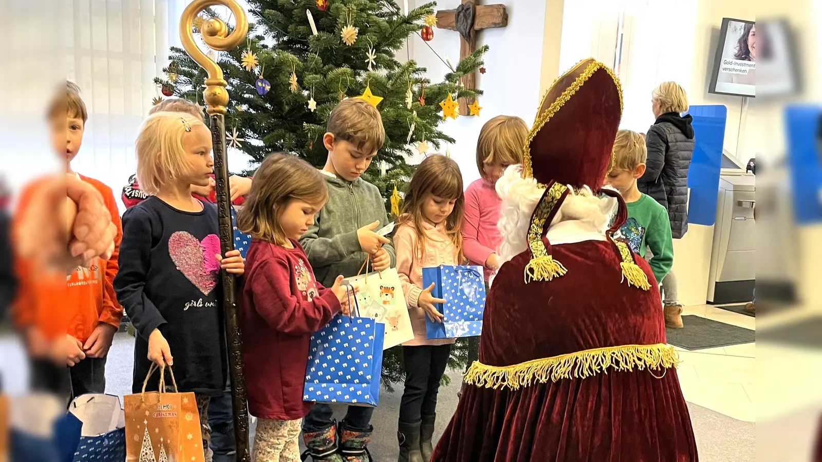 Die Vorschulkinder vor dem geschmückten Baum mit dem Nikolaus. (Foto: VR-Bank Markt Indersdorf)