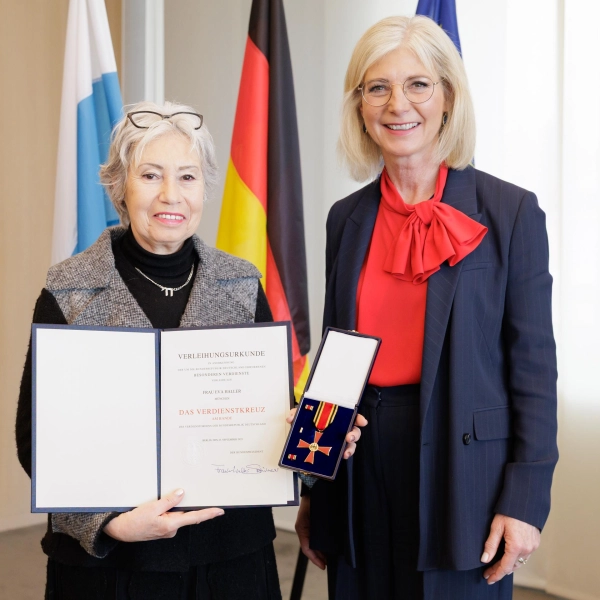 Sozialministerin Ulrike Scharf überreichte das Bundesverdienstkreuz an Eva Haller. (Foto: Martina Nötel / StmAS)