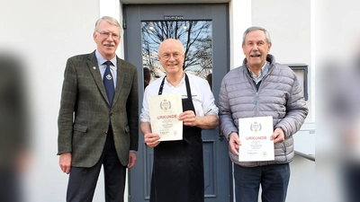 Burkhard Haneke (links), Vorsitzender des „Veteranen- und Reservistenkameradschaft Großinzemoos“, gemeinsam mit den beiden Jubilaren Lorenz Brummer (Mitte) und Mathias Mayriedl. (Foto: pi)