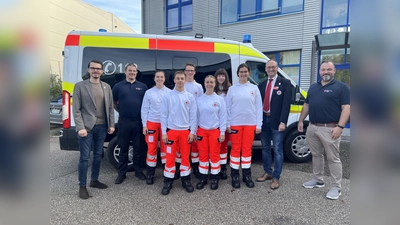 Dennis Behrendt, Tobias Weber (li) und Bernhard Seidenath und Martin Noß (re) mit den sechs Bundesfreiwilligendienstleistenden. (Foto: BRK-Rettungsdienst)