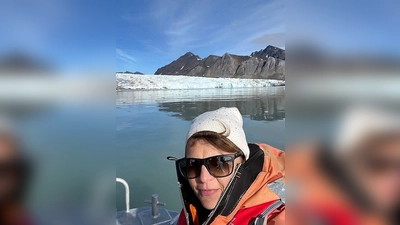 Katrin Staffler an einer der Gletscher-Abbruchkanten auf Spitzbergen. (Foto: Katrin Staffler)