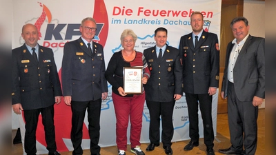 Dagmar Bauer wurde zum Ehrenmitglied des Kreisfeuerwehrverbandes ernannt. (Foto: KFV Dachau)