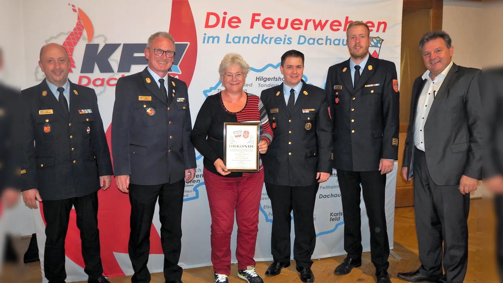 Dagmar Bauer wurde zum Ehrenmitglied des Kreisfeuerwehrverbandes ernannt. (Foto: KFV Dachau)