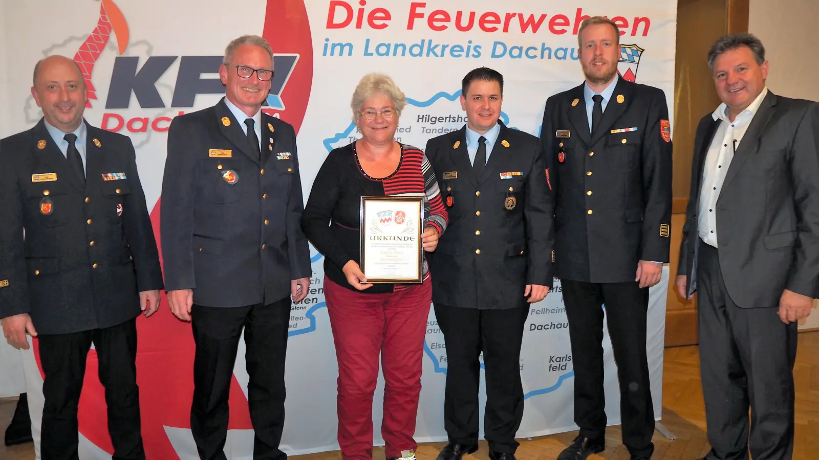Dagmar Bauer wurde zum Ehrenmitglied des Kreisfeuerwehrverbandes ernannt. (Foto: KFV Dachau)