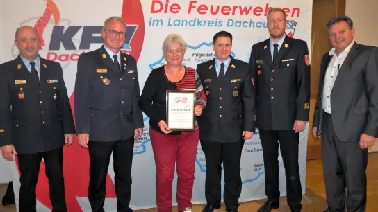 Dagmar Bauer wurde zum Ehrenmitglied des Kreisfeuerwehrverbandes ernannt. (Foto: KFV Dachau)