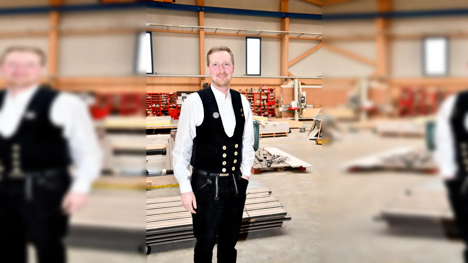 Der stellvertretende Innungsobermeister Benedikt Lachner in der traditionellen Zimmerer-Kluft in der Produktionshalle seines Betriebs. (Foto: Riffert/JOB 2026)