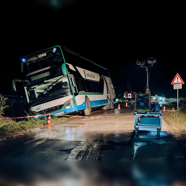 Der Doppeldeckerbus stand halb im aufgeweichten Straßengraben. (Foto: Feuerwehr Eisenhofen)