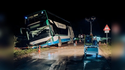 Der Doppeldeckerbus stand halb im aufgeweichten Straßengraben. (Foto: Feuerwehr Eisenhofen)