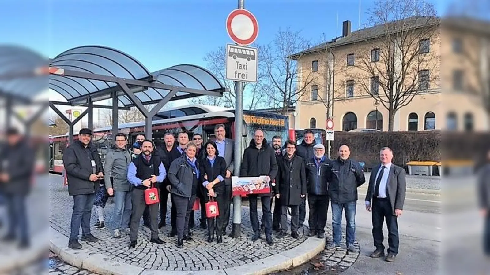 Dankeschön der Politprominenz am Dachauer Bahnhof. (Foto: LA Dachau/Steffen Varga)
