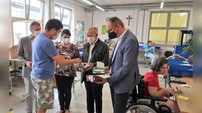 Der Landtagsabgeordnete Bernhard Seidenath, Bezirkstagspräsident Josef Mederer sowie Bundestagsabgeordnete Katrin Staffler mit Geschäftsbereichsleiter Valentin Schmitt (von re) beim Verteilen von Steckerleis. (Foto: Schmitt)