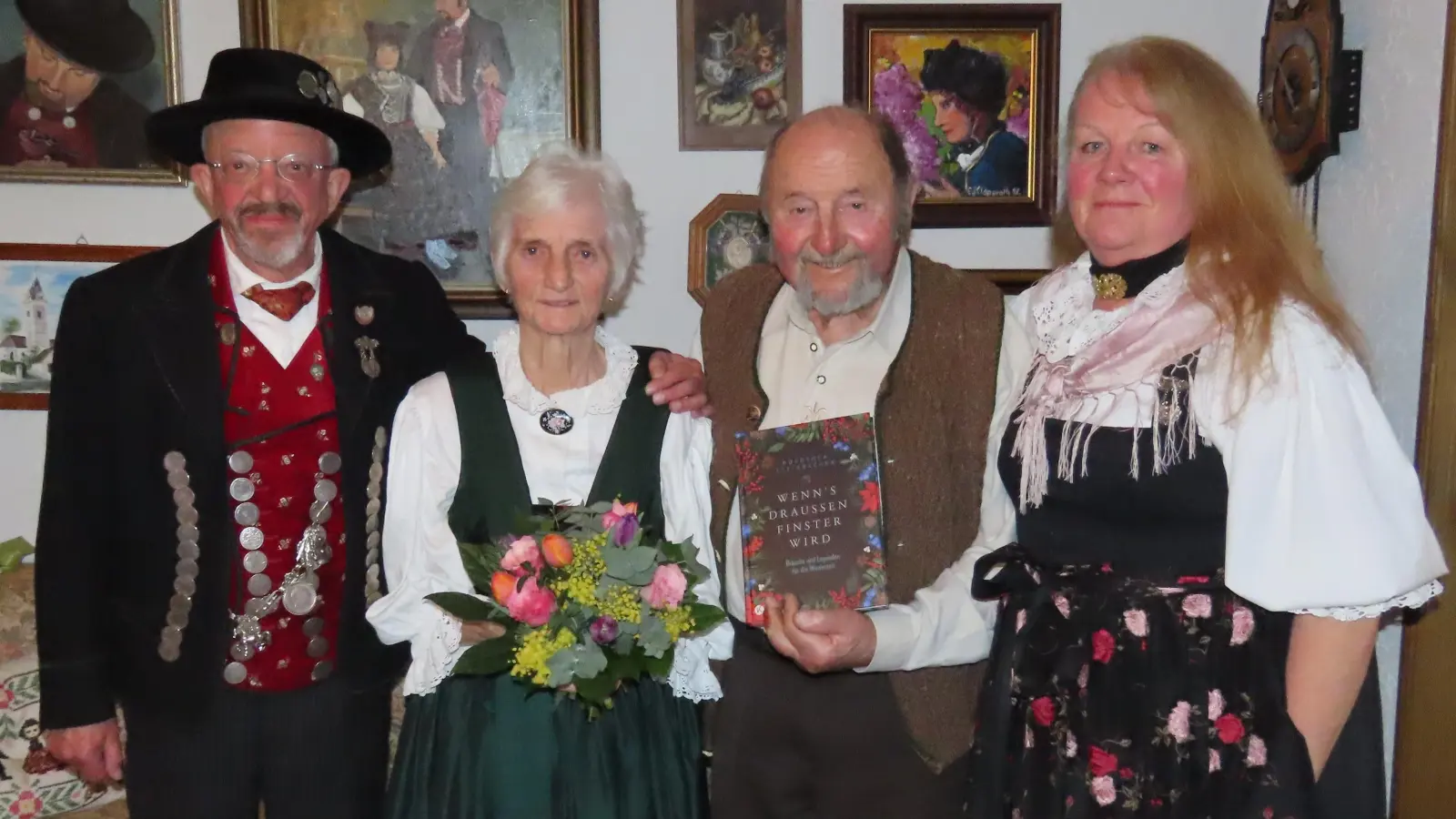 Beste Wünsche zum 85. Geburtstag (v.l.): Stefan Konicsek, Kathi und Otto Ahamer sowie Evi Wittmann.  (Foto: D'Ampertaler)