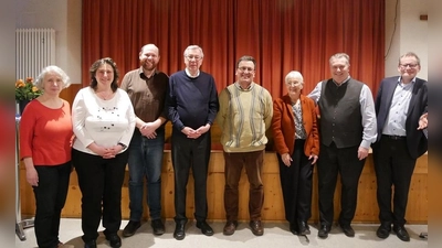 Der neue Hauptausschuss (von li) Marianne Mayrhofen, Christine Kreitmair-Biener, Sascha Rotschiller, Pfarrer Michael Bartmann, Dr. Wolfgang Sturm, Veronika Winkler, Prof. Dr. Gerhard Haszprunar und Prof. Dr. Herbert Kaltner. (Foto: Dachauer Forum)