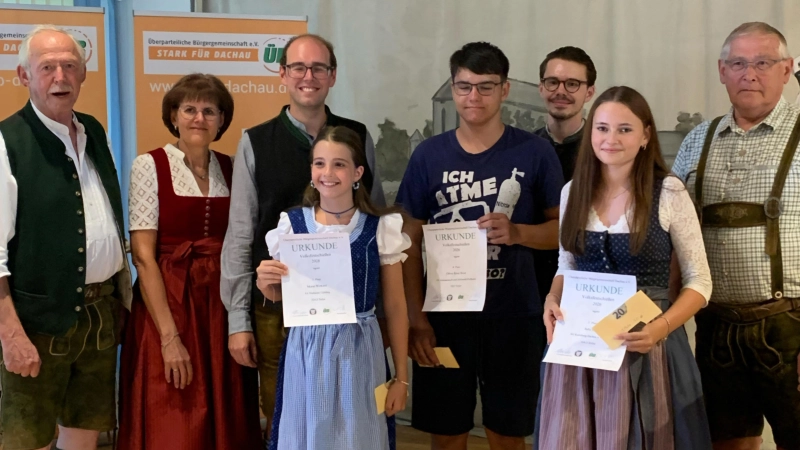Freuten sich über die guten Ergebnisse (v.l.): Gau-Schützenmeister Claus Eder, Renate Rösch (2. Vorständin ÜB Dachau), Sebastian Rösch (1. Vorstand ÜB Dachau), Marie Wirkner (SV Frohsinn Udlding), Oliver Rose (SV Almenrausch und Edelweiß Pellheim), Dennis Behrendt (2. Bürgermeister), Julia Zott (SG Karlsberg Dachau) sowie Gau-Schützenmeister Alfred Reiner. (Foto: ÜB Dachau)