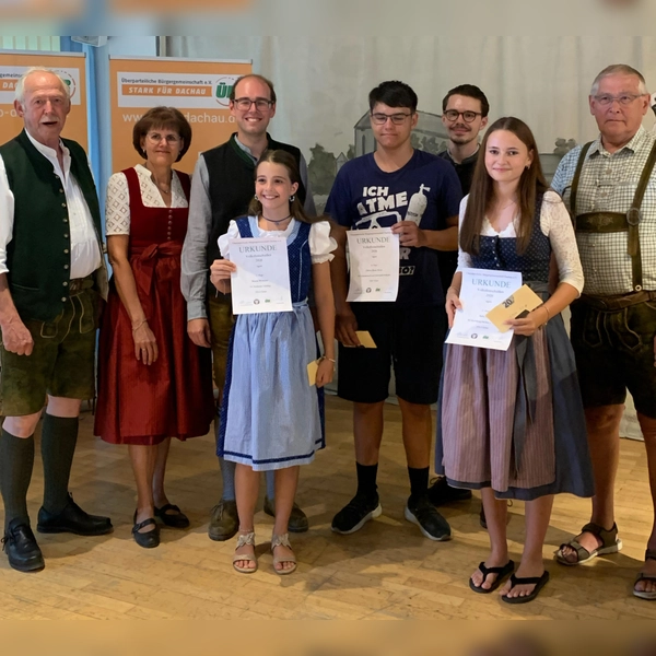Freuten sich über die guten Ergebnisse (v.l.): Gau-Schützenmeister Claus Eder, Renate Rösch (2. Vorständin ÜB Dachau), Sebastian Rösch (1. Vorstand ÜB Dachau), Marie Wirkner (SV Frohsinn Udlding), Oliver Rose (SV Almenrausch und Edelweiß Pellheim), Dennis Behrendt (2. Bürgermeister), Julia Zott (SG Karlsberg Dachau) sowie Gau-Schützenmeister Alfred Reiner. (Foto: ÜB Dachau)