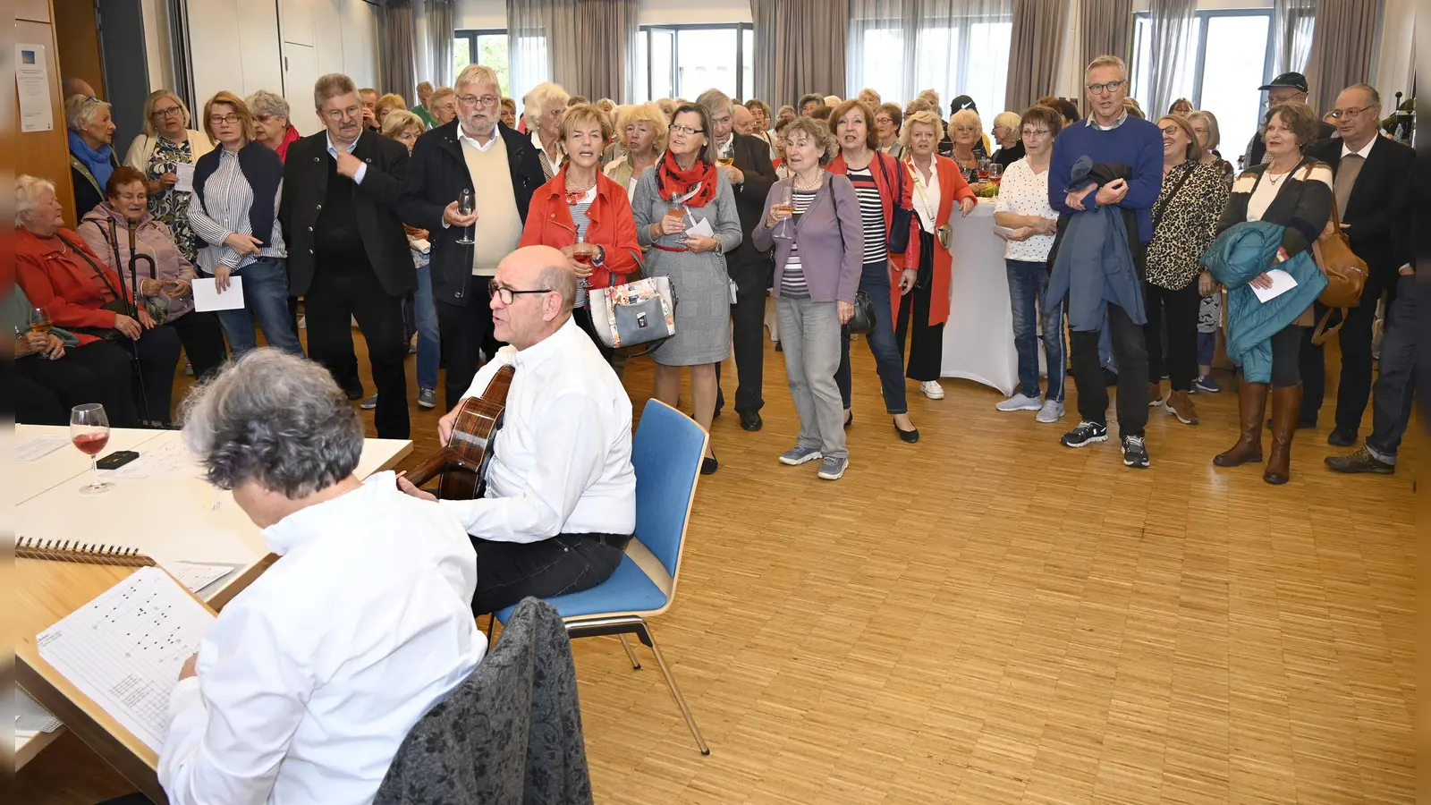 Gäste bei der Jubiläumsfeier im Caritas-Zentrum Dachau. (Foto: Treffpunkt 50+)