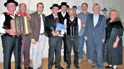 Einige Ampertaler Vorstandsmitglieder mit dem Autor Hans Kornprobst (5. von li). (Foto: Ampertaler)