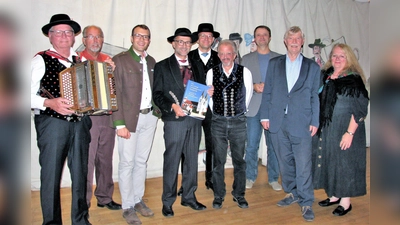 Einige Ampertaler Vorstandsmitglieder mit dem Autor Hans Kornprobst (5. von li). (Foto: Ampertaler)