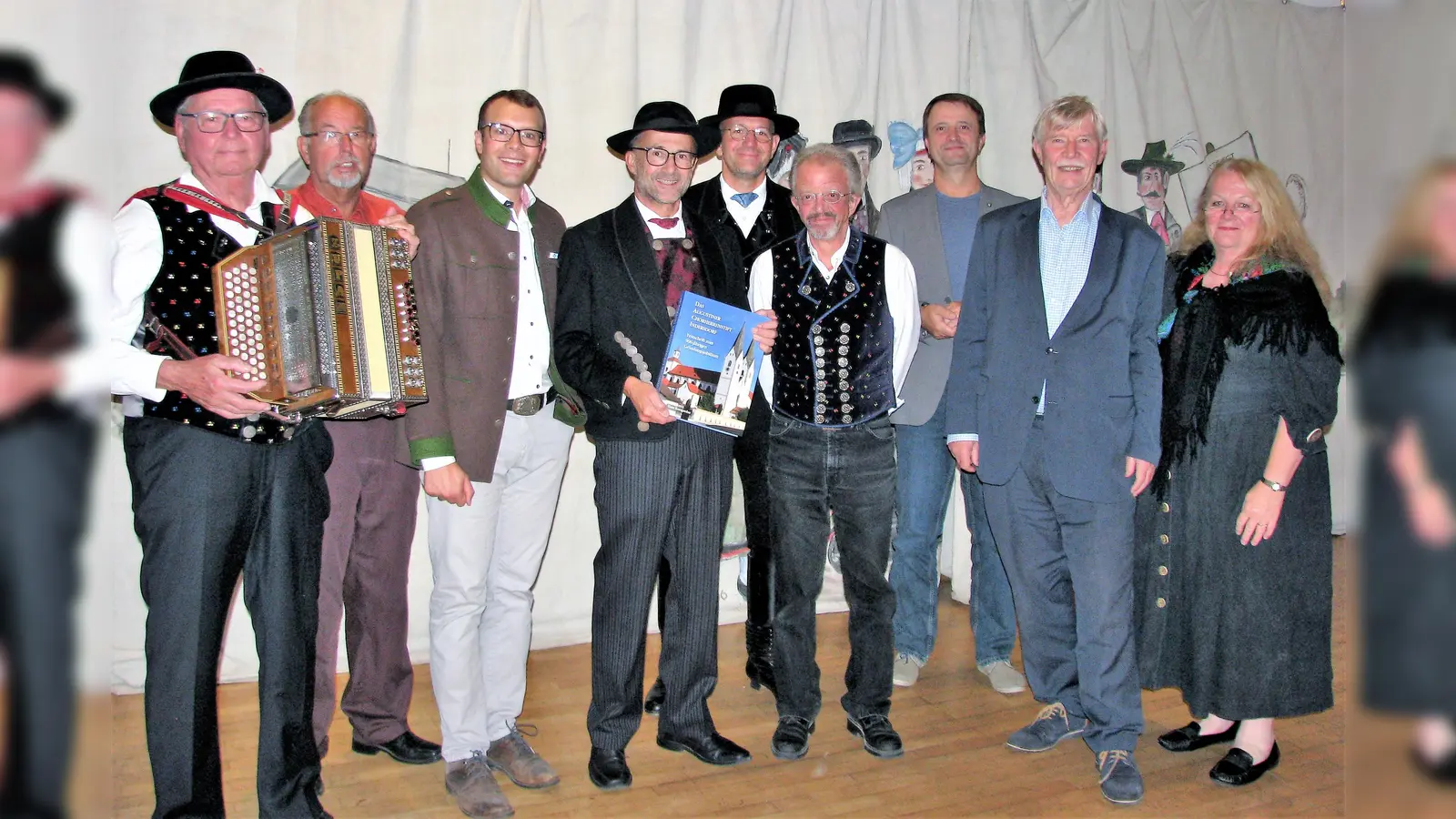 Einige Ampertaler Vorstandsmitglieder mit dem Autor Hans Kornprobst (5. von li). (Foto: Ampertaler)