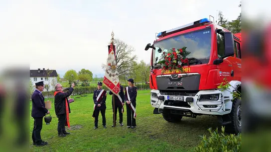 Pfarrer Josef Mayer segnete am Florianstag den neuen Versorgungs-LKW. (Foto: KFV Dachau)