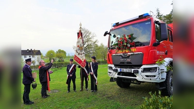 Pfarrer Josef Mayer segnete am Florianstag den neuen Versorgungs-LKW. (Foto: KFV Dachau)