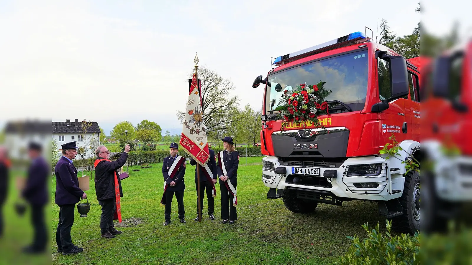 Pfarrer Josef Mayer segnete am Florianstag den neuen Versorgungs-LKW. (Foto: KFV Dachau)