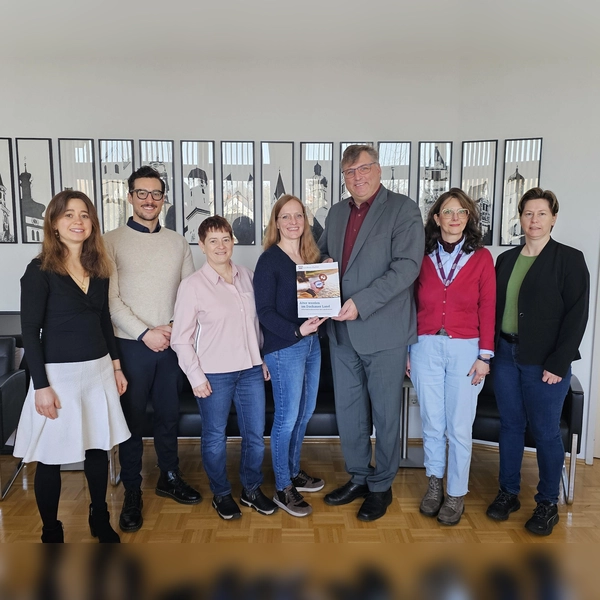 Die Arbeitsgruppe „Schnittstellen/Öffentlichkeitsarbeit“ im Netzwerk „Älter werden im Dachauer Land“ mit dem neuen Ratgeber und Landrat Stefan Löwl (3. v. r.) (Foto: LRA/Sina Török)