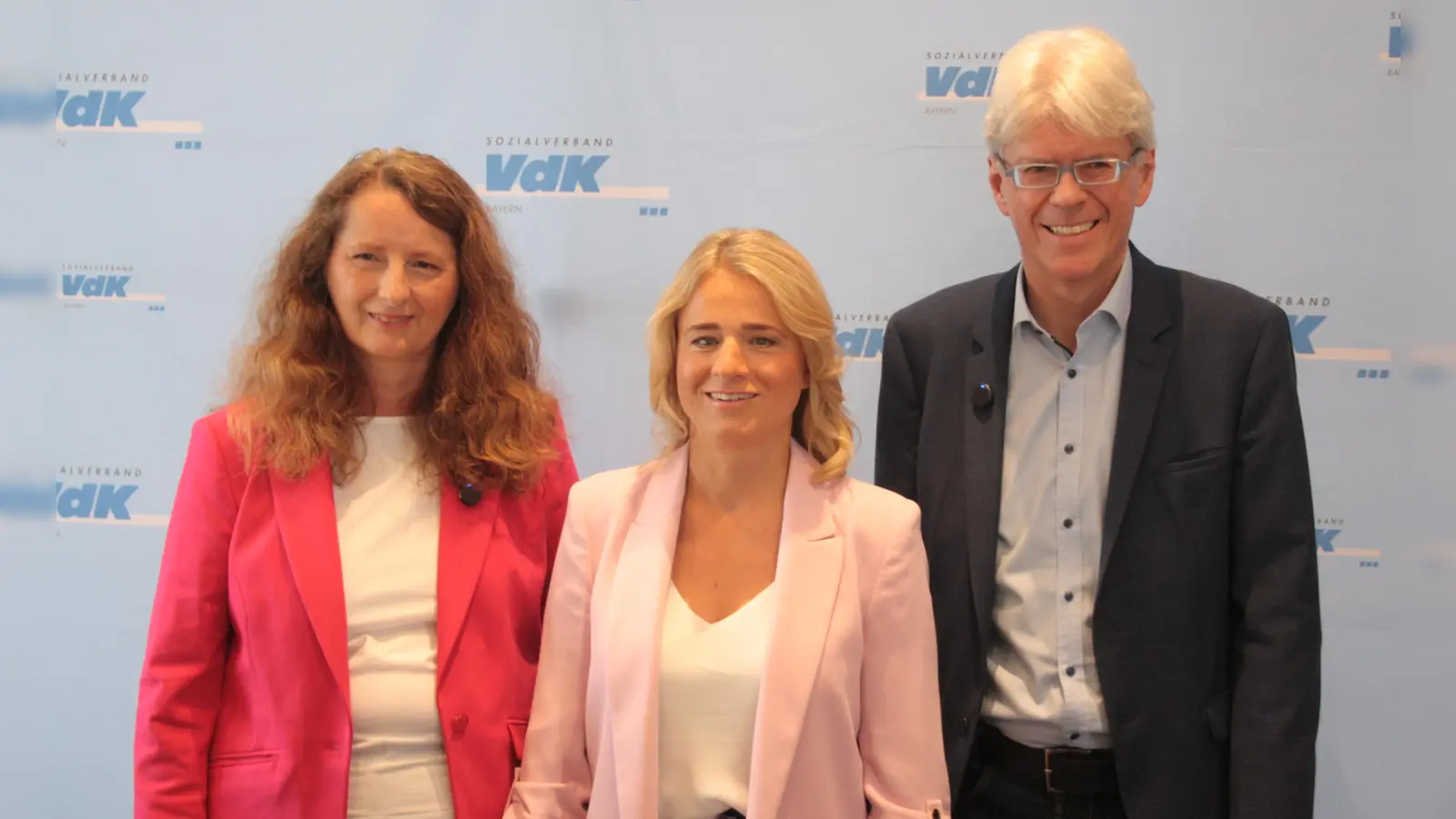 VdK-Pressesprecherin Bettina Schubarth, VdK-Präsidentin Verena Bentele und Landesgeschäftsführer Michael Pausder (von links) stellten auf sozialpolitische Forderungen an die Staatsregierung. (Foto: job)