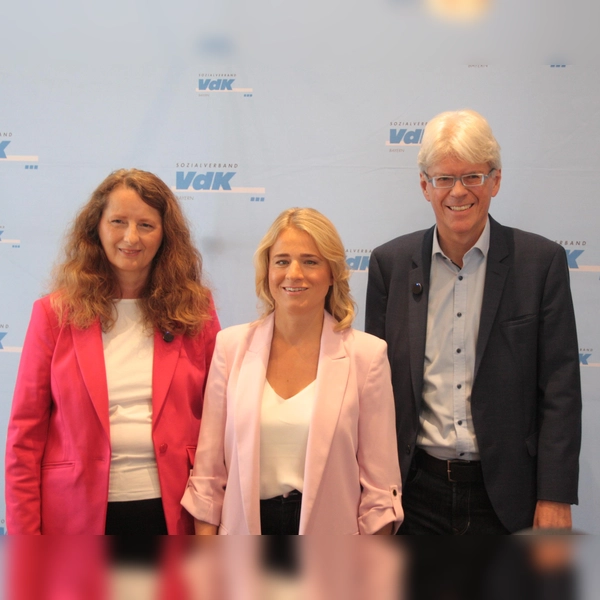 VdK-Pressesprecherin Bettina Schubarth, VdK-Präsidentin Verena Bentele und Landesgeschäftsführer Michael Pausder (von links) stellten sozialpolitische Forderungen an die Staatsregierung. (Foto: job)