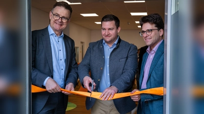 Johann Schöpfel, Vorstandssprecher der Volksbank Raiffeisenbank Dachau eG (links), David Siekaczek, Geschäftsführer der sira Kinderbetreuung gGmbH (Mitte), und Florian Hartmann, Oberbürgermeister der Stadt Dachau (rechts), eröffneten die Kita. (Foto: Dr. Bärbel Schäfer)