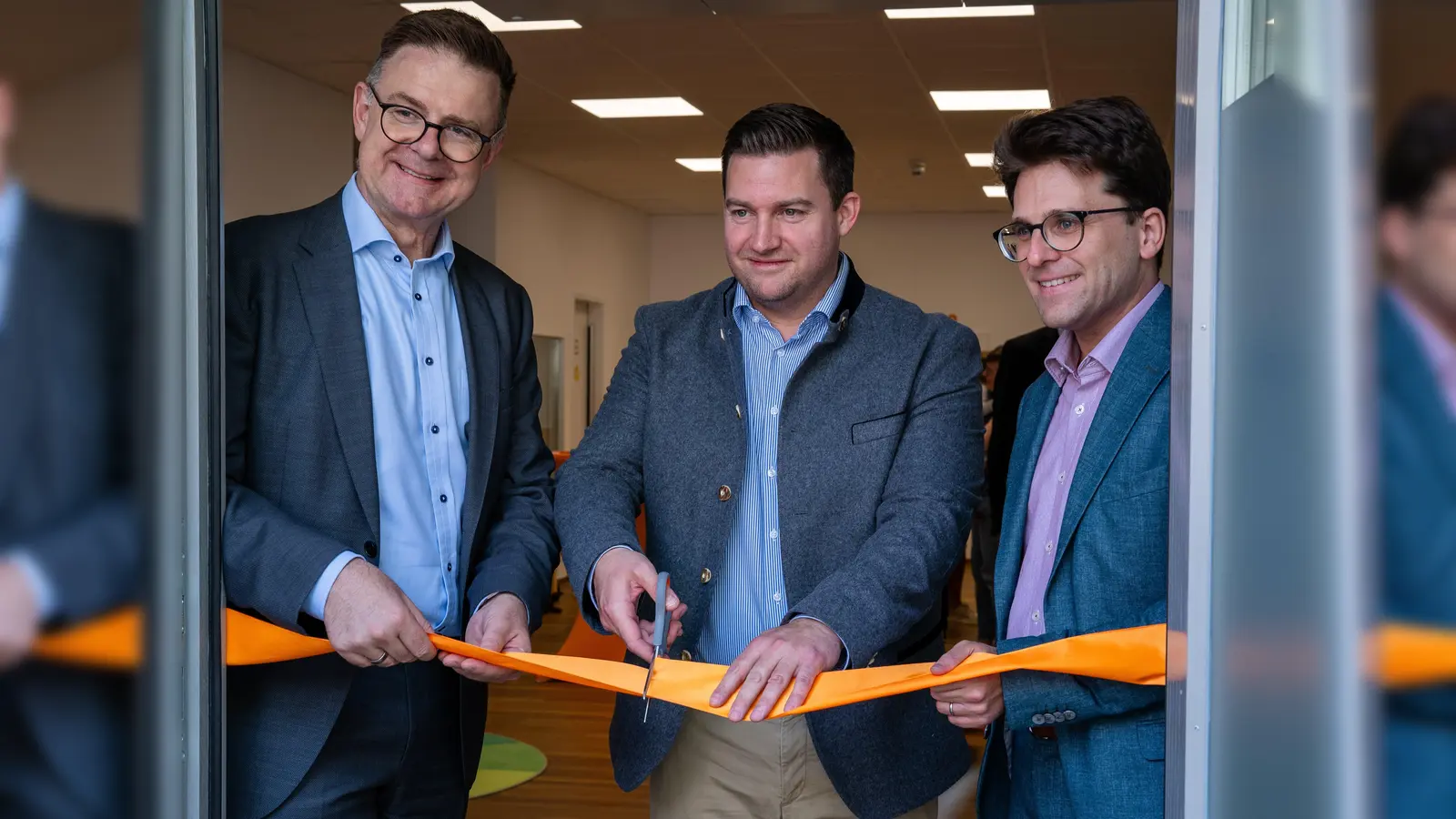 Johann Schöpfel, Vorstandssprecher der Volksbank Raiffeisenbank Dachau eG (links), David Siekaczek, Geschäftsführer der sira Kinderbetreuung gGmbH (Mitte), und Florian Hartmann, Oberbürgermeister der Stadt Dachau (rechts), eröffneten die Kita. (Foto: Dr. Bärbel Schäfer)