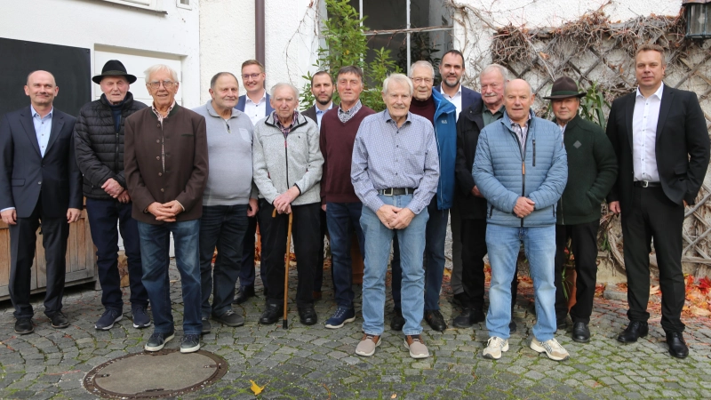  Vorstand Ulrich Zeiler (hinten rechts) mit den geehrten Mitgliedern, rechts Hauptgeschäftsstellenleiter Sebastian Mertl, links Robert Mair, letzte Reihe: Martin Scheitler und Josef Kaspar. (Foto: VR Bank)