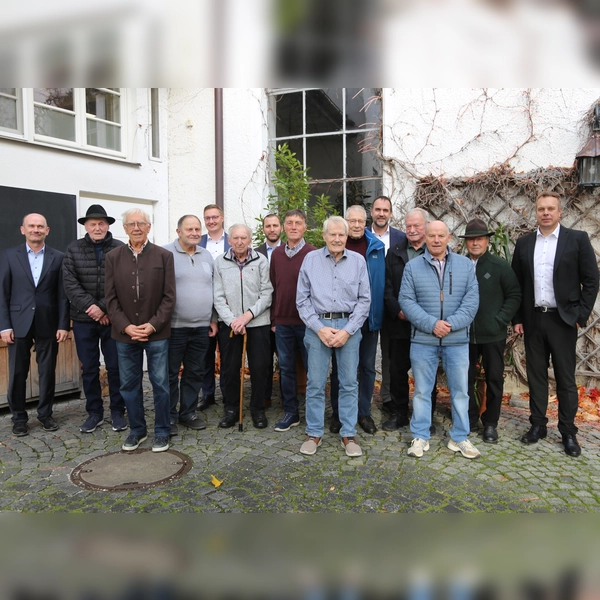 Vorstand Ulrich Zeiler (hinten rechts) mit den geehrten Mitgliedern, rechts Hauptgeschäftsstellenleiter Sebastian Mertl, links Robert Mair, letzte Reihe: Martin Scheitler und Josef Kaspar. (Foto: VR Bank)